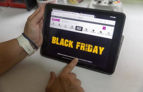 ep archivo   un joven mira una web de compras online a 15 de noviembre de 2024 en madrid espana
