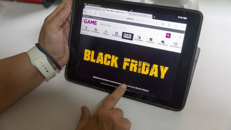 ep archivo   un joven mira una web de compras online a 15 de noviembre de 2024 en madrid espana