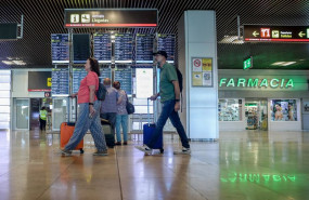 ep archivo   varias personas con maletas en el aeropuerto adolfo suarez madrid barajas 20250804134003