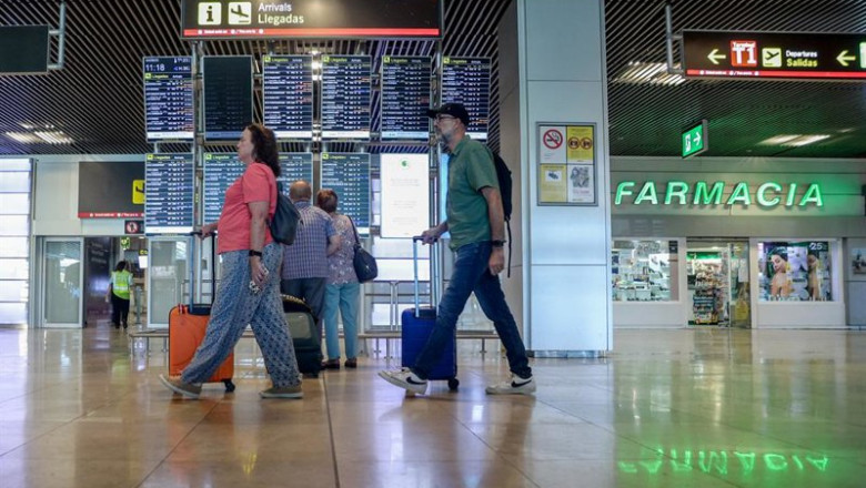ep archivo   varias personas con maletas en el aeropuerto adolfo suarez madrid barajas 20250804134003