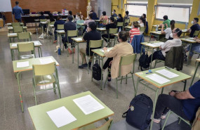 ep archivo varias personas durante un examen de las primeras oposiciones docentes de la comunidad ep archivo varias personas durante un examen de las primeras oposiciones docentes de la comunidad