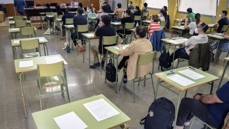 Archivo - Varias personas, durante un examen de las primeras oposiciones docentes de la Comunidad Valenciana. | Jorge Gil - Europa Press - Archivo ep archivo varias personas durante un examen de las primeras oposiciones docentes de la comunidad