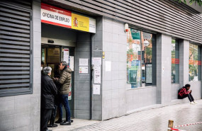 ep archivo   varias personas en la entrada de una oficina de empleo