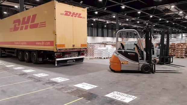 ep camion de dhl trasladando material sanitario