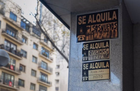 ep carteles de se alquila pegados en un edificio de viviendas en madrid