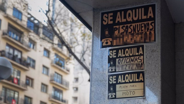 ep carteles de se alquila pegados en un edificio de viviendas en madrid ep carteles de se alquila pegados en un edificio de viviendas en madrid