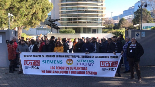 ep concentracion de trabajadores de siemens gamesa en defensa del empleo en zamudio bizkaia