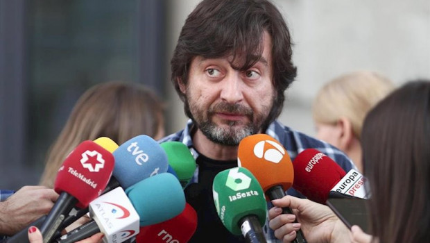 ep el diputado de unidas podemos rafa mayoral atiende a los medios de comunicacion en una imagen de