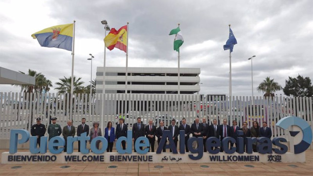 ep el ministro de transportes oscar puente junto a autoridades municipales y regionales en una foto