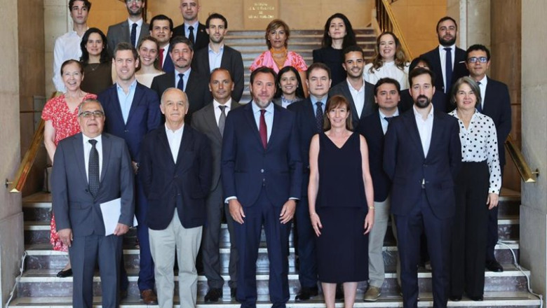 El ministro de Transportes y Movilidad Sostenible, Óscar Puente, junto a representantes de países iberoamericanos en el marco de una reunión para abordar la IX Conferencia Iberoamericana Ministerial de Transportes. | MINISTERIO DE TRANSPORTES ep el ministro de transportes y movilidad sostenible oscar puente junto a representantes de paises