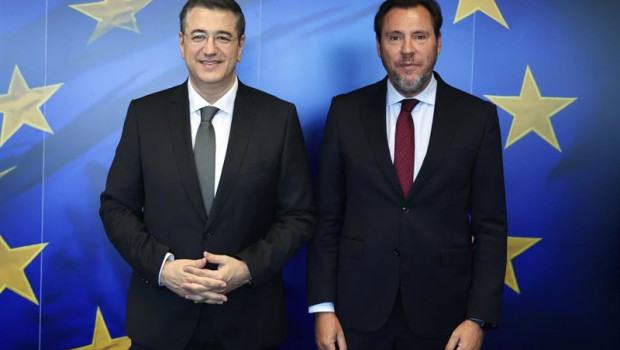 ep el ministro de transportes y movilidad sostenible oscar puente y el comisario de transporte