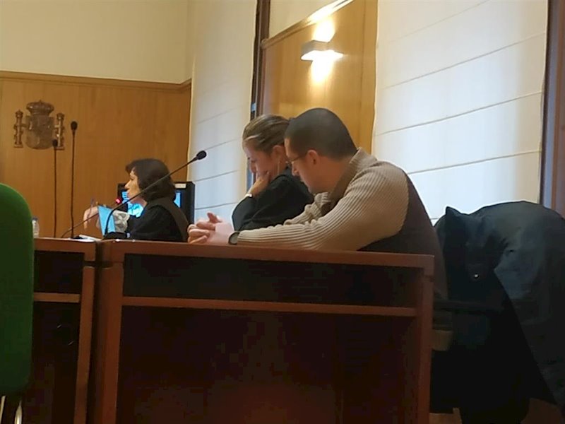 ep el procesado junto a su abogada durante una de las sesiones del juicio foto de archivo