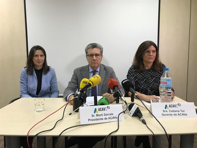 En el centro, el presidente de Acave Martí Sarrate | EUROPA PRESS ep encentro presidenteacave marti sarrate