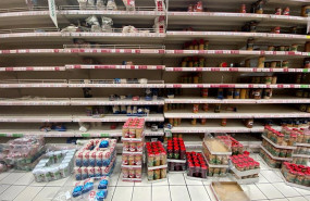 ep estanterias con ausencia de productos en un supermercado pocos minutos despues de la declaracion