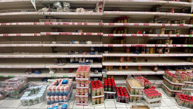 ep estanterias con ausencia de productos en un supermercado pocos minutos despues de la declaracion