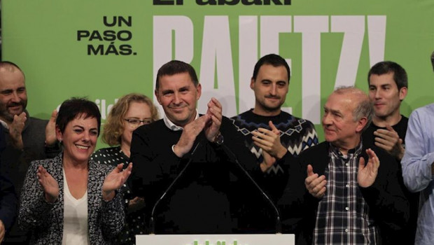 ep i-d en la primera fila la cabeza de lista de eh bildu al congreso por guipuzcoa mertxe aizpurua y