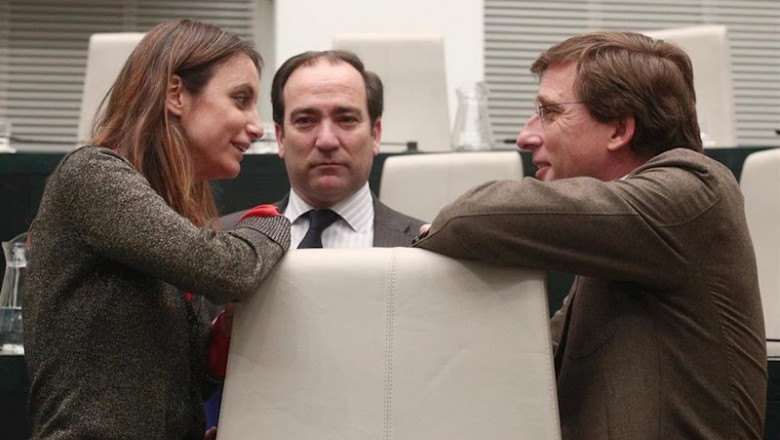 (I-D) La concejal de Cultura, Turismo y Deporte del Ayuntamiento de Madrid, Andrea Levy; el concejal de Medioambiente, Borja Carabante y el alcalde de Madrid, José Luis Martínez- Almeida, hablan tras finalizar el pleno extraordinario sobre Valdemingómez | Eduardo Parra - Europa Press - Archivo ep i-d la concejal de cultura turismo y deporte del ayuntamiento de madrid andrea levy el concejal