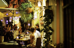 ep imagen de archivo de turistas en un bar de malaga