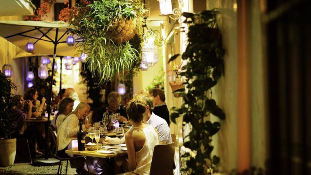 ep imagen de archivo de turistas en un bar de malaga