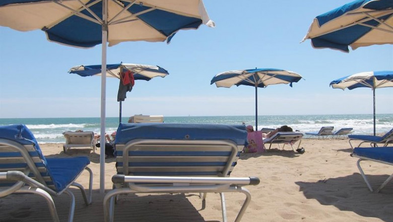 ep imagen de una playa con tumbonas y sombrillas