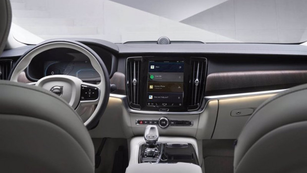 ep imagen del interior de un volvo con el sistema de infoentretenimiento desarrollado con google