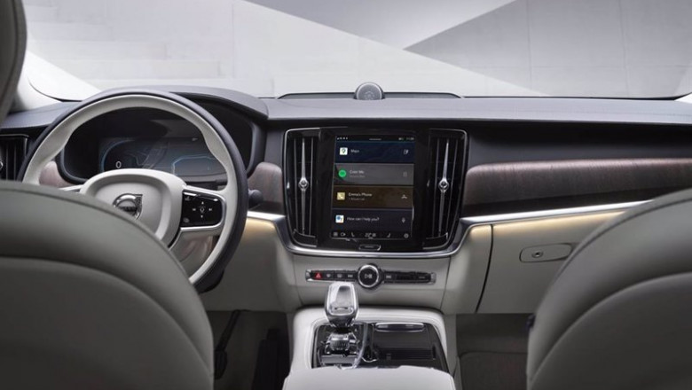 ep imagen del interior de un volvo con el sistema de infoentretenimiento desarrollado con google