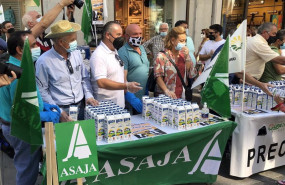 ep la alianza upa coag y asaja reparten leche de forma gratuita en la calle santiago de valladolid