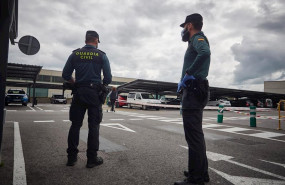 ep la guardia civil controla el cumplimiento de las normas de confinamiento en el aparcamiento de un