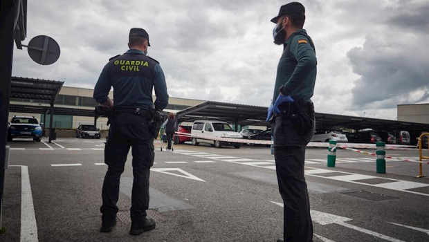 ep la guardia civil controla el cumplimiento de las normas de confinamiento en el aparcamiento de un