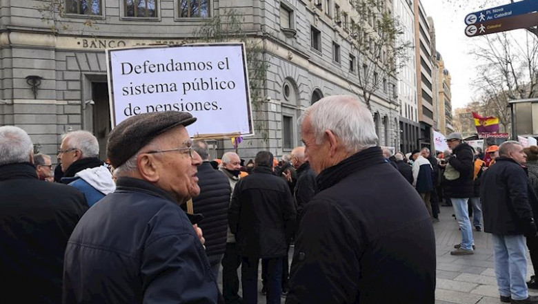 ep manifestacion de pensionistas frente al banco de espana en barcelona