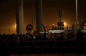 ep manifestantes con una bandera estelada en el aeropuerto de barcelona-el prat donde se ha
