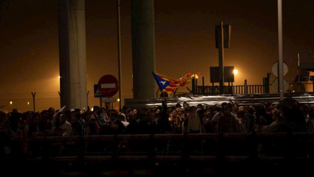 ep manifestantes con una bandera estelada en el aeropuerto de barcelona-el prat donde se ha