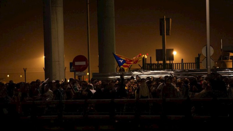 ep manifestantes con una bandera estelada en el aeropuerto de barcelona-el prat donde se ha