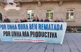 ep mariscadores y mariscadoras de la ria de o burgo en una protesta