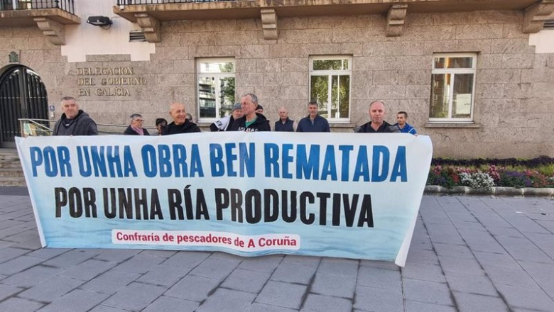 ep mariscadores y mariscadoras de la ria de o burgo en una protesta