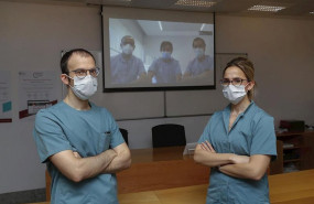 ep paco carmona y la dra marta marin en la sede de pamplona tras conectar telematicamente con los