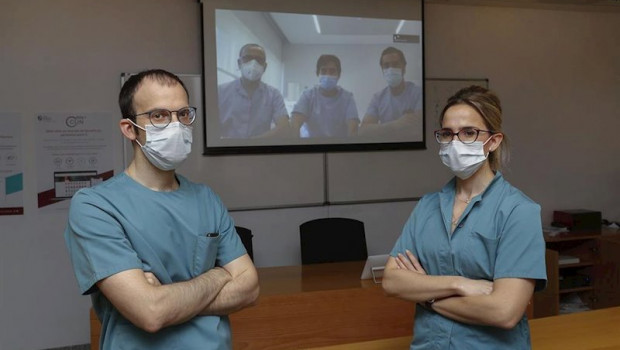 ep paco carmona y la dra marta marin en la sede de pamplona tras conectar telematicamente con los