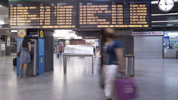 ep pasajeros en el panel de salidas de la estacion de ave de atocha