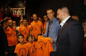 ep pedro sanchez recibe una camiseta reivindicativa contra el cierre de vesuvius en presencia de