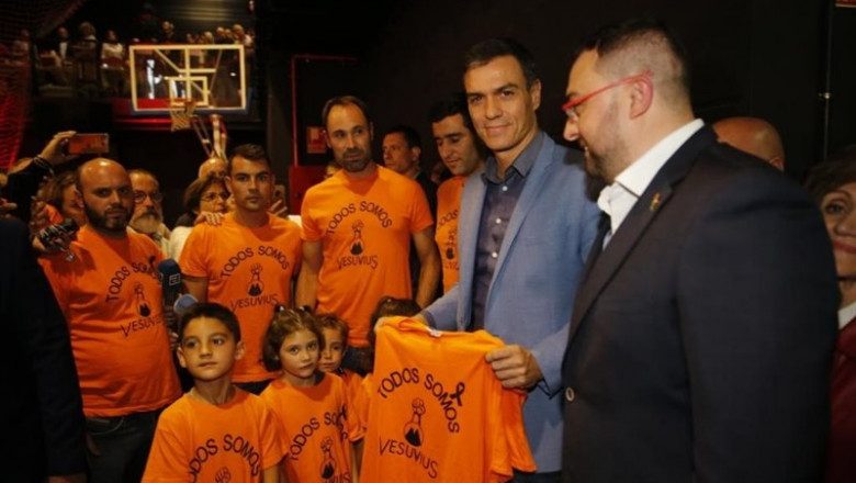 Pedro Sánchez recibe una camiseta reivindicativa contra el cierre de Vesuvius en presencia de Adrián Barbón | DAMIÁN ARIENZA ep pedro sanchez recibe una camiseta reivindicativa contra el cierre de vesuvius en presencia de