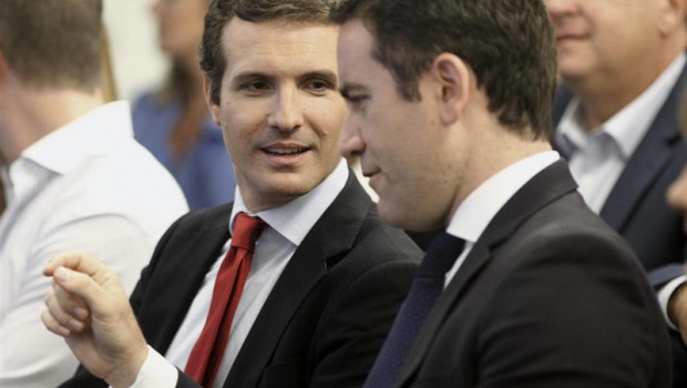 ep presidentepp pablo casado i ysecretario generalpartido teodoro garcia-egea d durantereunionla junta directiva nacionalpartidosu sede situadala calle genovamadrid