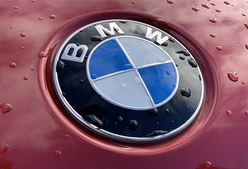 BMW consigue reaccionar en la base (soporte) del canal bajista