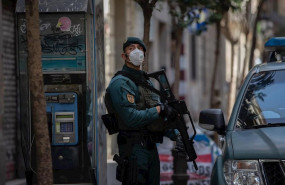 ep un agente de la guardia civil protegido escolta las zonas cercanas a un domicilio de la calle de
