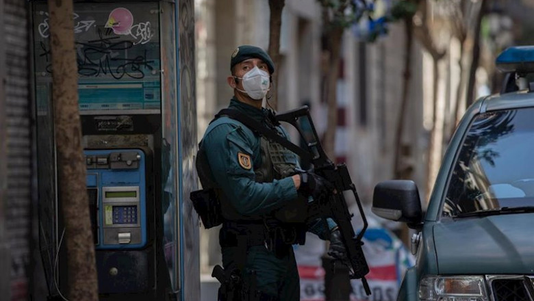 Un agente de la Guardia Civil protegido escolta las zonas cercanas a un domicilio de la calle de Josep Anselm Clavé en el distrito de Ciutat Vella de Barcelona donde han detenido a un presunto yihadista. | David Zorrakino - Europa Press ep un agente de la guardia civil protegido escolta las zonas cercanas a un domicilio de la calle de