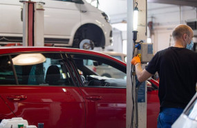 ep un empleado manipula un vehiculo en un taller