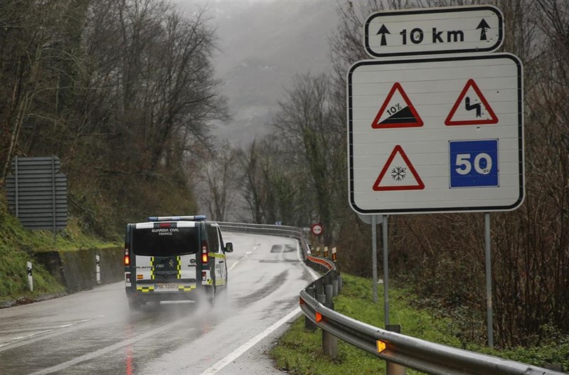 ep un furgon de la guardia civil transita por una carretera un da de lluvia