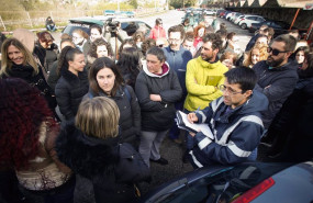 ep un inspector junto a los trabajadores de la fabrica de ceramica de sargadelos que se han