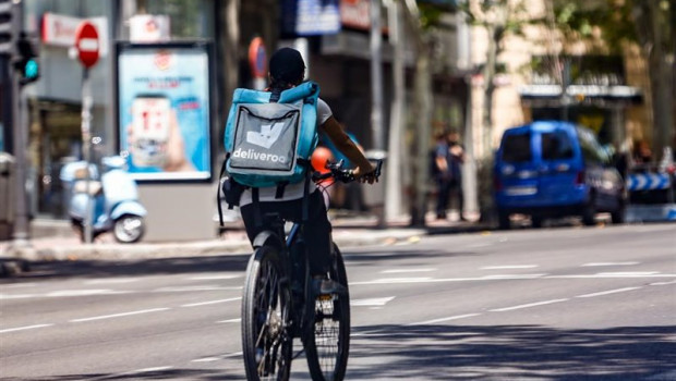 ep un rider de la compania de comida a domicilio deliveroo circula con su bicicleta por una calle de ep un rider de la compania de comida a domicilio deliveroo circula con su bicicleta por una calle de
