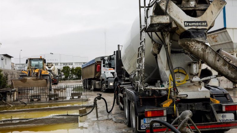 Una hormigonera trabaja en una empresa de hormigón del Polígono Industrial Prado Overa | Jesús Hellín - Europa Press - Archivo ep una hormigonera trabaja en una empresa de hormigon del poligono industrial prado overa