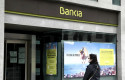 ep una mujer con mascarilla espera con un perro frente a una sucursal de bankia